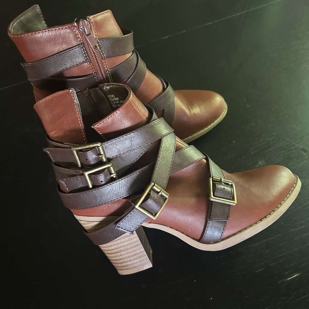 Heeled buckle boots